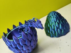 dragón articulado y huevo grande