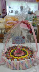 Tarta gominolas 26cm con cartel personalizado envuelta