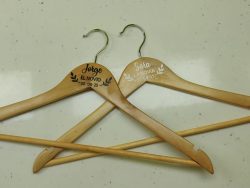 Perchas novios personalizadas