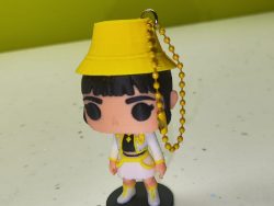 Llavero Zoey funko gorro amarillo