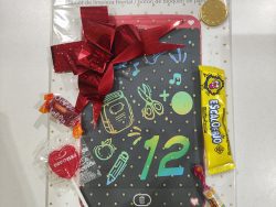Pizarra LCD infantil con función de bloqueo y memoria en pack de regalo con dulces - Candy Eventos Burgos