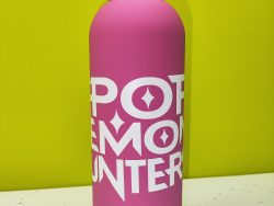 Lleva tu pasión a todas partes con nuestro termo personalizado K-pop Demon Hunters. Este termo de alta resistencia cuenta con un vinilado de alta calidad que resiste el uso diario, manteniendo tus bebidas a la temperatura ideal mientras luces el logo exclusivo inspirado en la estética de los cazadores de demonios. Es el accesorio definitivo para fans del K-pop que buscan funcionalidad y estilo en un solo producto. ¡Edición limitada para verdaderos coleccionistas!